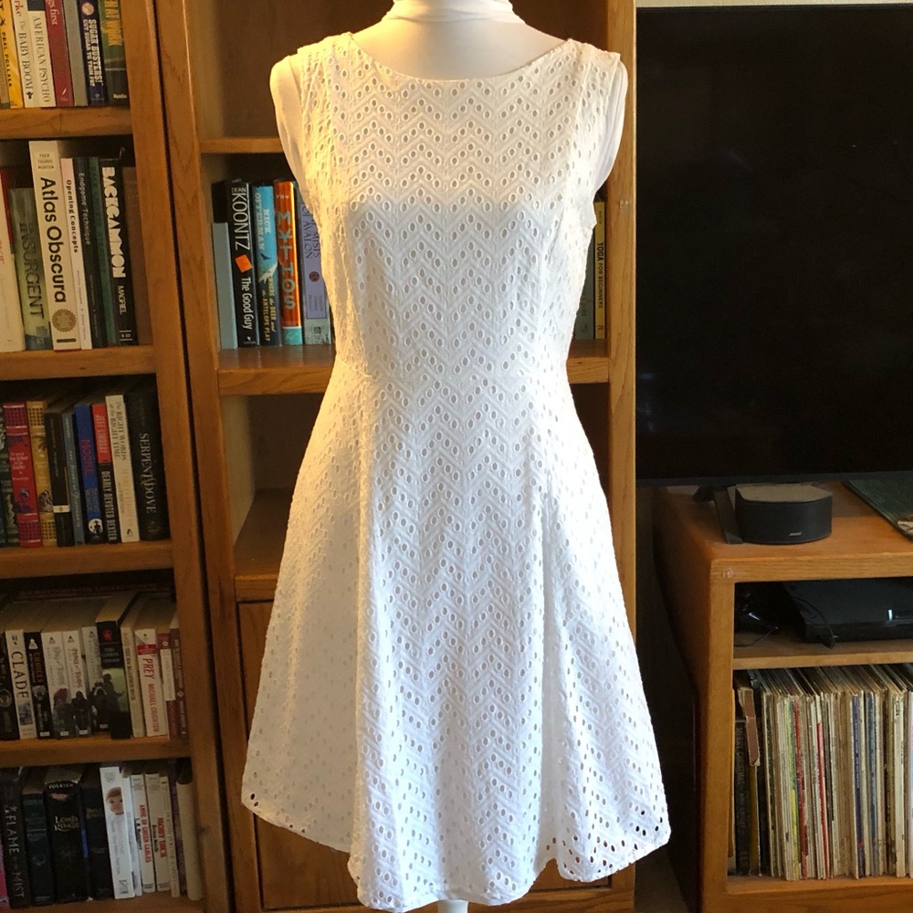 👗EUC Liz Claiborne White Lace Sleeveless Dress
